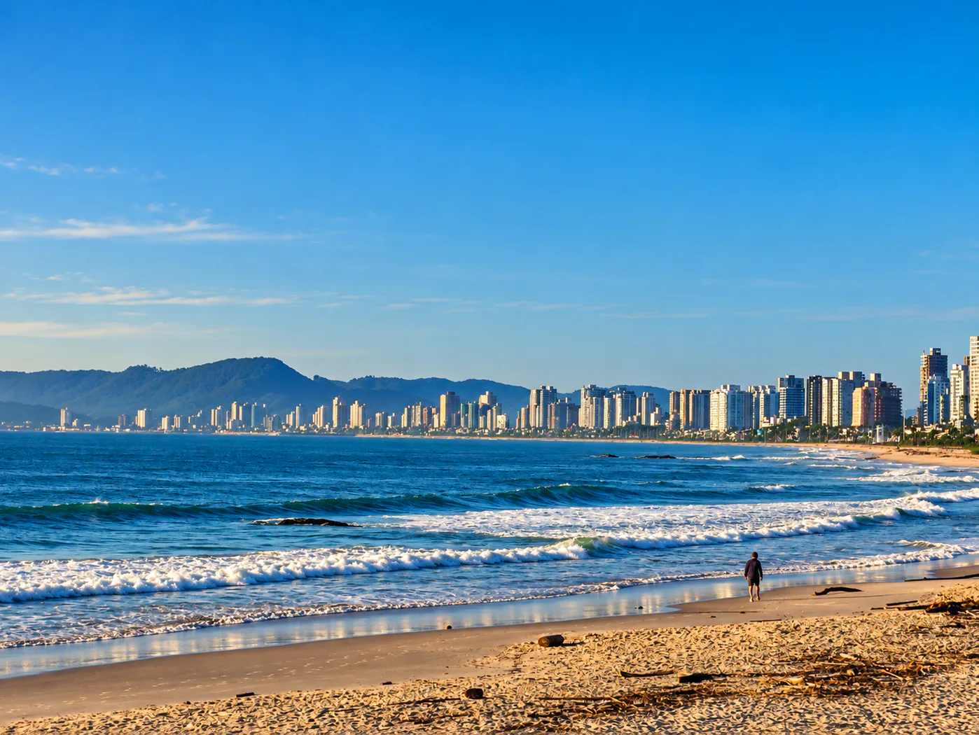 Costanera de Balneário Piçarras, con playa, mar y montañas al fondo